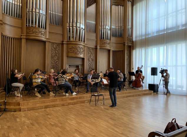 Струнный оркестр Губернаторской симфонической капеллы готовится к концерту «Соло с оркестром»