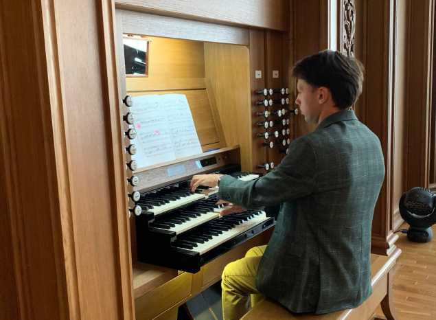 Органист Егор Колесов приступил к репетициям