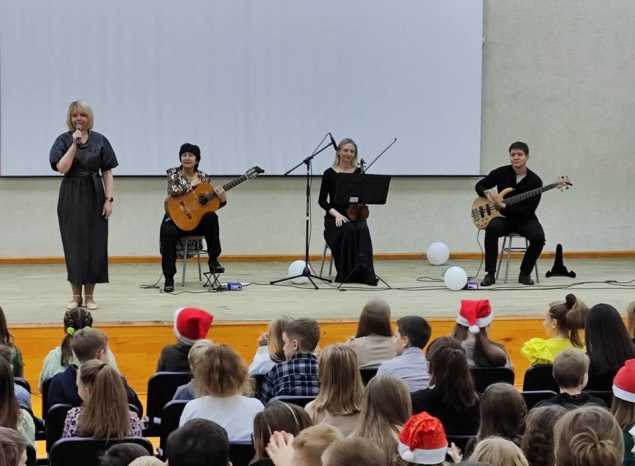 Артисты «Пензаконцерта» поздравили с наступающим Новым годом учащихся школы г. Спутника