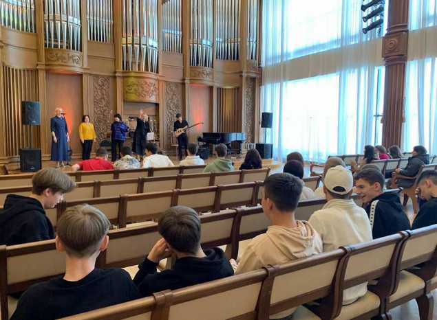 Учащиеся из Русского Камешкира посетили филармонию