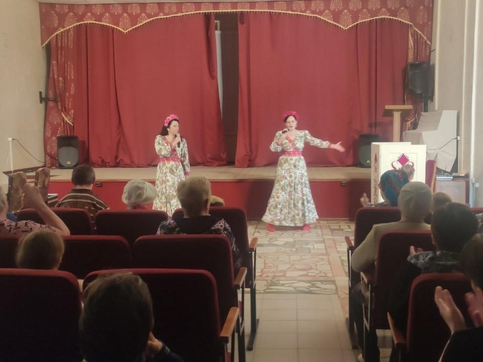 Ансамбль «Злато-Серебро» выступил для жителей ЛНР и ДНР Ансамбль «Злато-Серебро» выступил для жителей ЛНР и ДНР