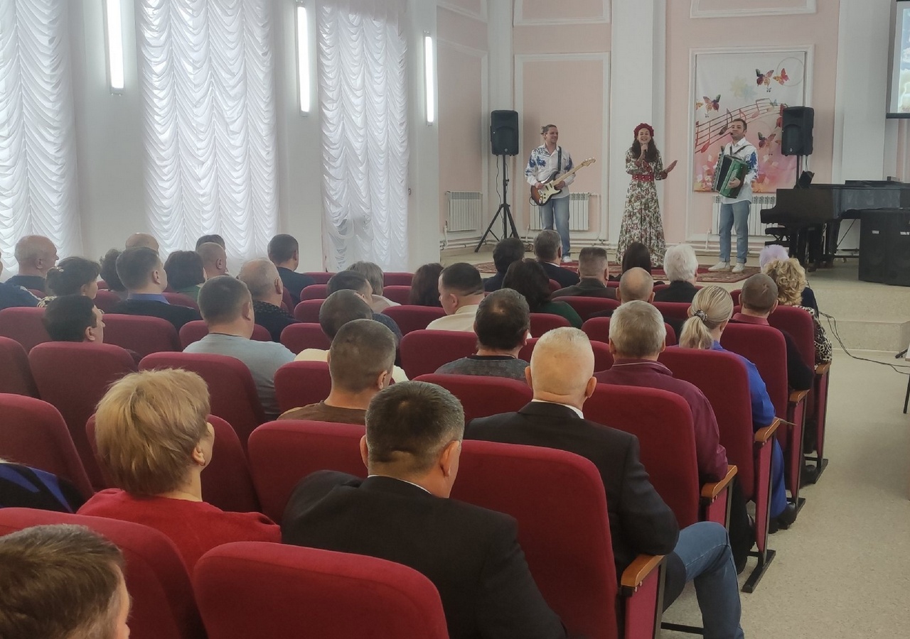 Артисты ансамбля «Злато-Серебро» выступили в Сердобске Артисты ансамбля «Злато-Серебро» выступили в Сердобске