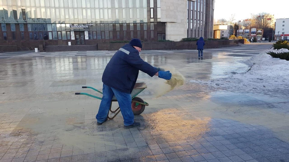 Сотрудники «Пензаконцерта» ежедневно посыпают территорию песком Сотрудники «Пензаконцерта» ежедневно посыпают территорию песком