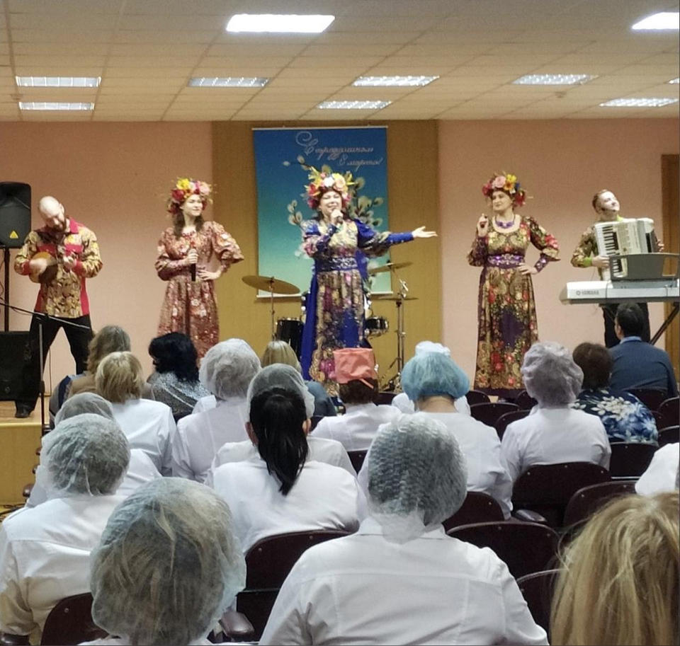 Ансамбль «Злато-Серебро» выступил в областной клинической больнице имени Н.Н. Бурденко Ансамбль «Злато-Серебро» выступил в областной клинической больнице имени Н.Н. Бурденко