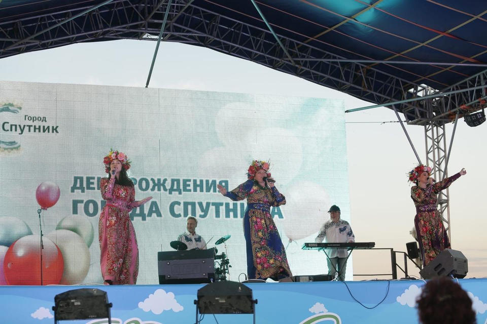 Наталья Мещерякова и ансамбль «Злато-Серебро» выступили в рамках акции «Лето в городе» Наталья Мещерякова и ансамбль «Злато-Серебро» выступили в рамках акции «Лето в городе»