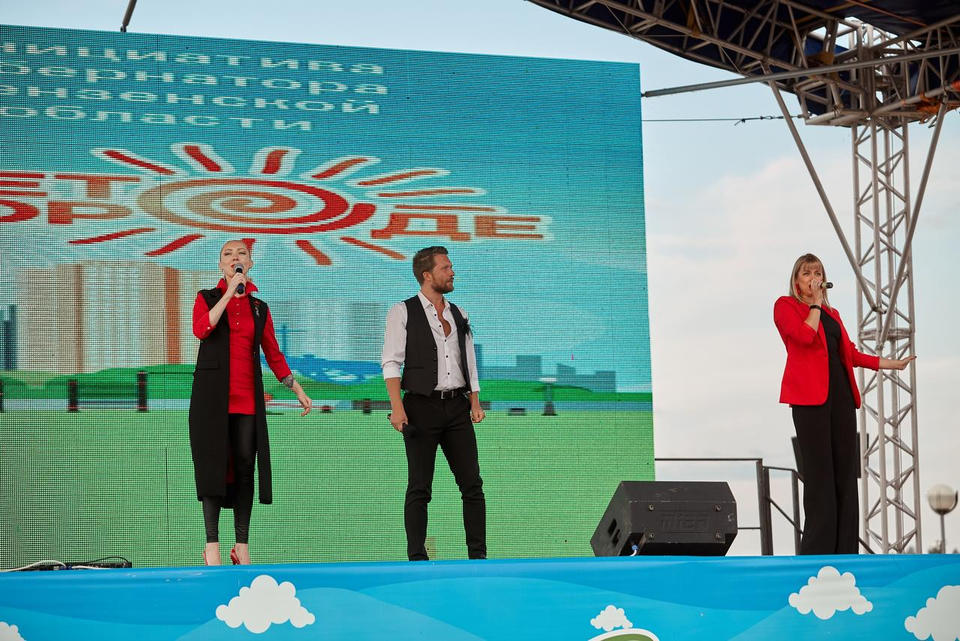 Артисты ансамбля «Экспресс-бэнд» выступили в рамках акции «Лето в городе» Артисты ансамбля «Экспресс-бэнд» выступили в рамках акции «Лето в городе»