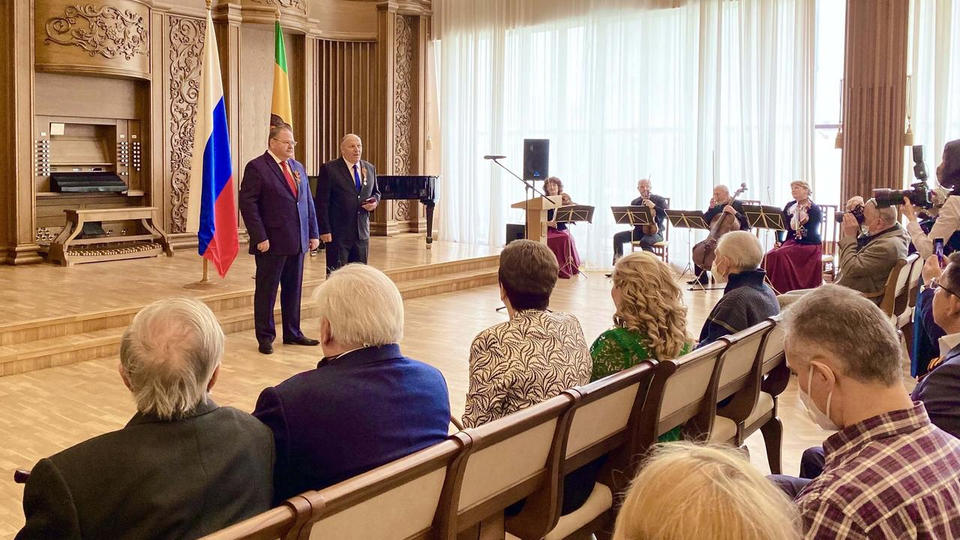 В Органном зале филармонии состоялась торжественная церемония вручения государственных и региональных наград В Органном зале филармонии состоялась торжественная церемония вручения государственных и региональных наград