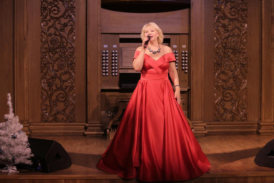 Заслуженная артистка России Елена Сафронова выступила с сольным концертом Заслуженная артистка России Елена Сафронова выступила с сольным концертом