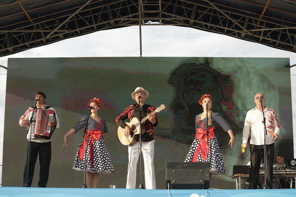 Ансамбль «Вольница» выступил в рамках акции «Лето в городе» Ансамбль «Вольница» выступил в рамках акции «Лето в городе»