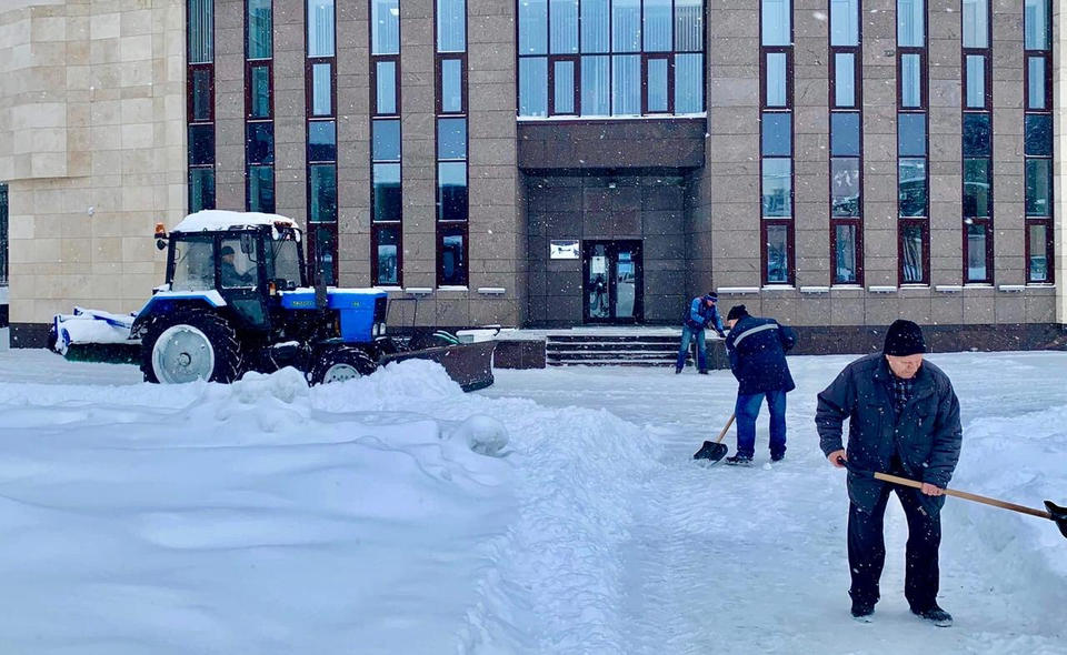 На территории «Пензаконцерта» ведутся работы по уборке снега На территории «Пензаконцерта» ведутся работы по уборке снега