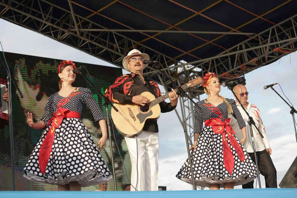 Ансамбль «Вольница» выступил в городе Спутник Ансамбль «Вольница» выступил в городе Спутник