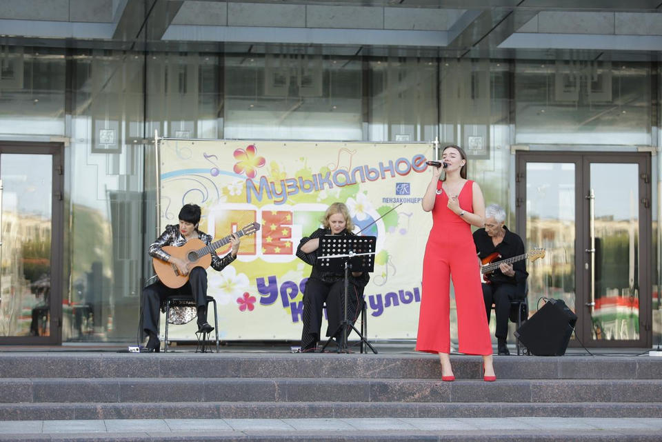 Творческий коллектив «Экспромт» выступил в рамках акции «Лето в городе» Творческий коллектив «Экспромт» выступил в рамках акции «Лето в городе»