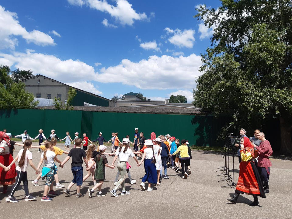 «Миряне» выступили для ребят из пришкольного лагеря гимназии № 6 г. Пензы «Миряне» выступили для ребят из пришкольного лагеря гимназии № 6 г. Пензы