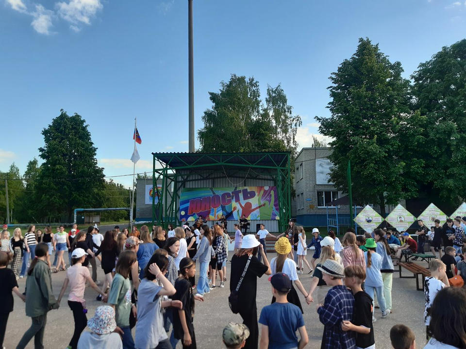 Творческий коллектив «Экспромт» выступил в детском лагере «Юность» Творческий коллектив «Экспромт» выступил в детском лагере «Юность»