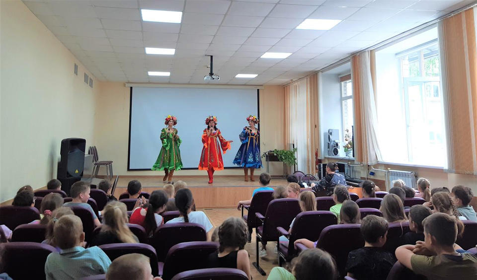 Солистки ансамбля «Злато-Серебро» выступили для ребят из летнего лагеря гимназии № 44 Солистки ансамбля «Злато-Серебро» выступили для ребят из летнего лагеря гимназии № 44