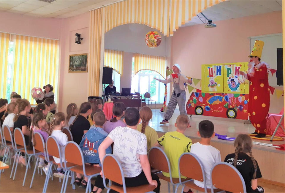 Ребята из пришкольного лагеря СОШ № 47 посмотрели спектакль про Фунтика Ребята из пришкольного лагеря СОШ № 47 посмотрели спектакль про Фунтика