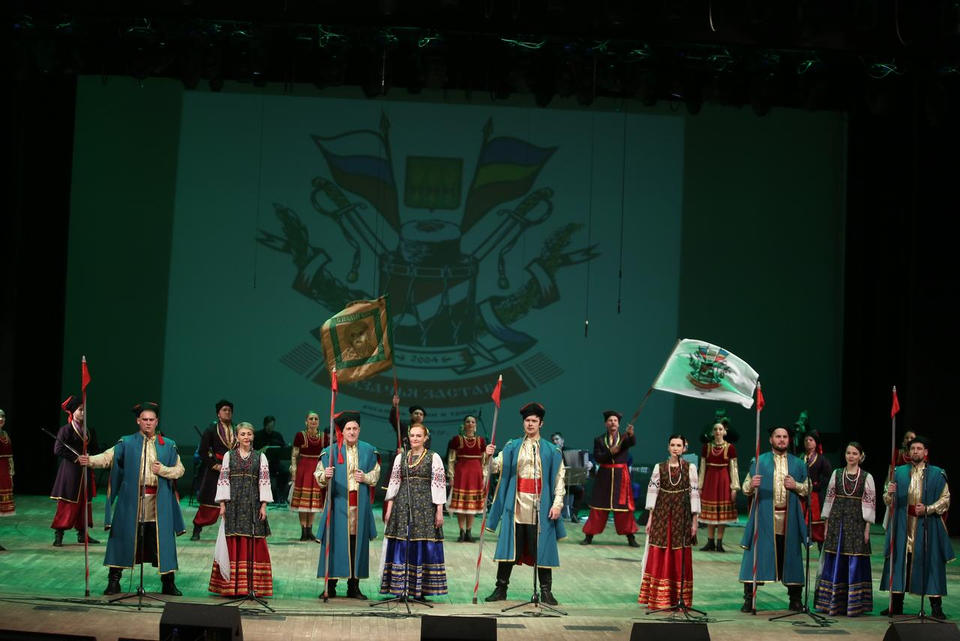 Ансамбль песни и танца «Казачья застава» выступил с сольным концертом Ансамбль песни и танца «Казачья застава» выступил с сольным концертом