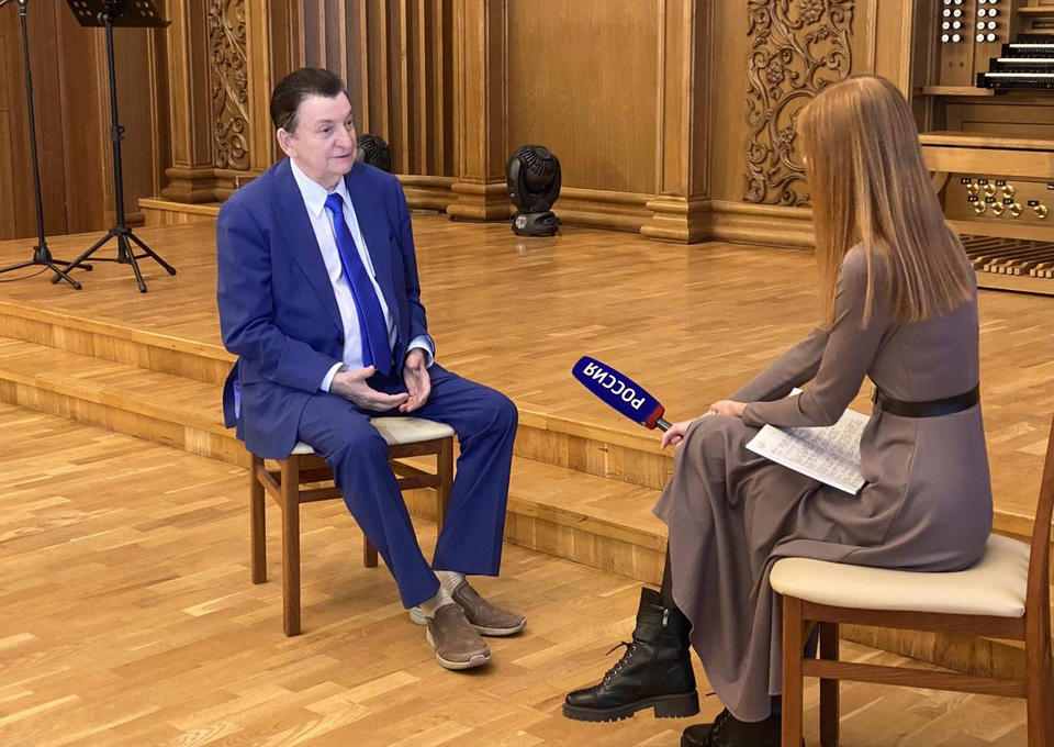 Дирижер Губернаторской симфонической капеллы Владимир Каширский отмечает юбилей (ГТРК Пенза) Дирижер Губернаторской симфонической капеллы Владимир Каширский отмечает юбилей (ГТРК Пенза)