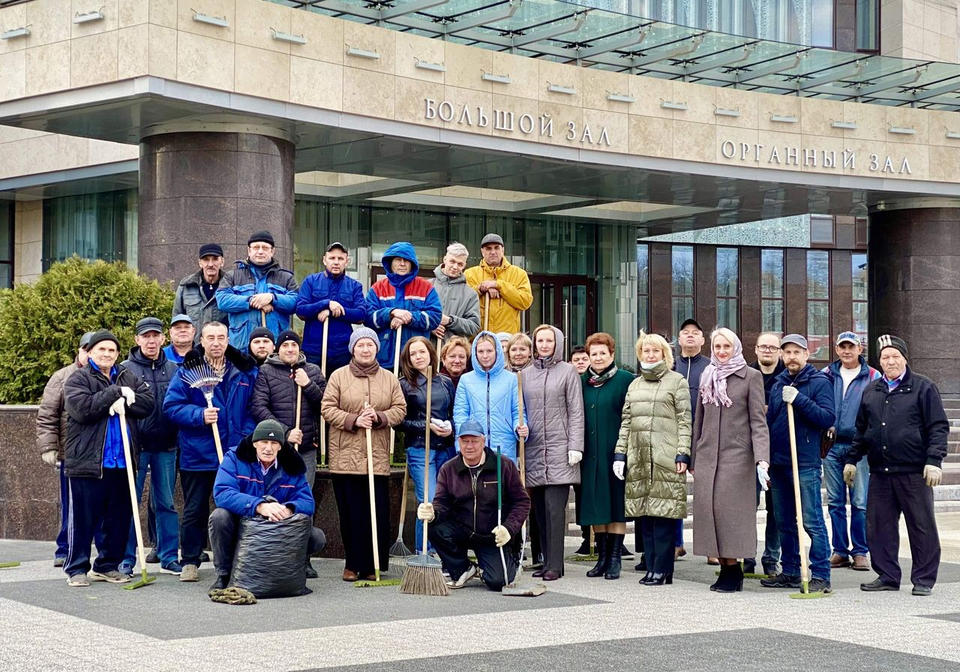 Сотрудники «Пензаконцерта» вышли на субботник Сотрудники «Пензаконцерта» вышли на субботник