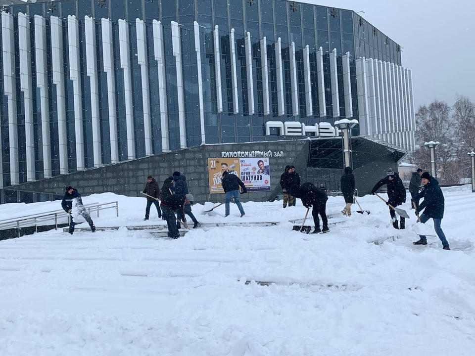 Сотрудники «Пензаконцерта» вышли на уборку снега Сотрудники «Пензаконцерта» вышли на уборку снега