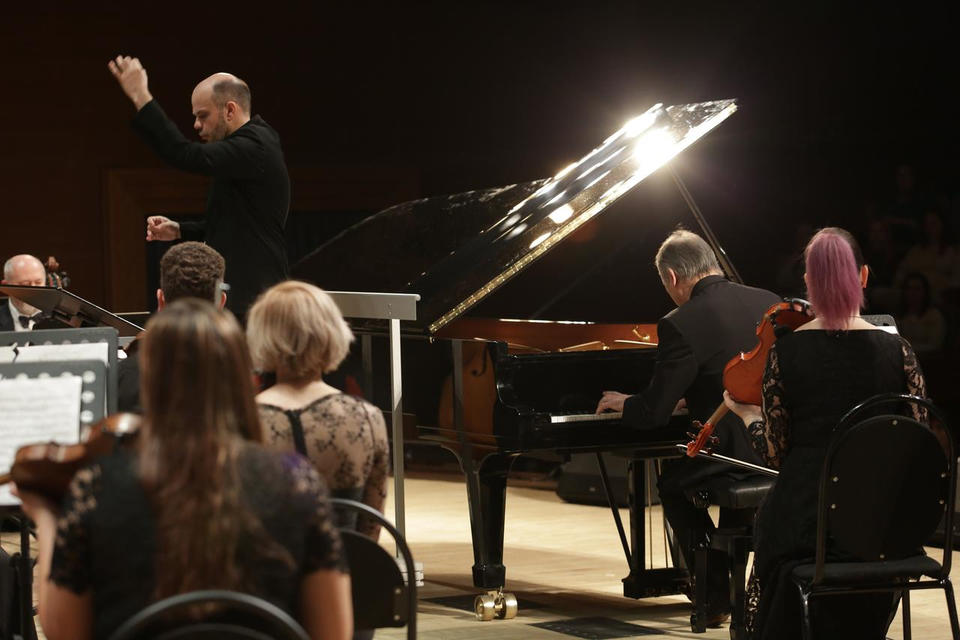 Предлагаем посмотреть фрагменты концертной программы в исполнении Сергея Суднева и симфонического оркестра п/у Вячеслава Филиппенкова Предлагаем посмотреть фрагменты концертной программы в исполнении Сергея Суднева и симфонического оркестра п/у Вячеслава Филиппенкова