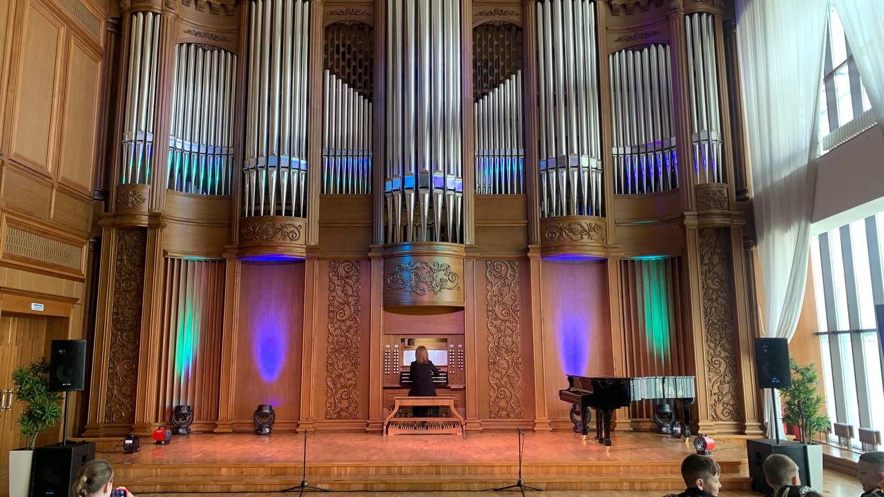 Пензенские школьники услышали песни из мультфильмов, исполненные на органе Пензенские школьники услышали песни из мультфильмов, исполненные на органе