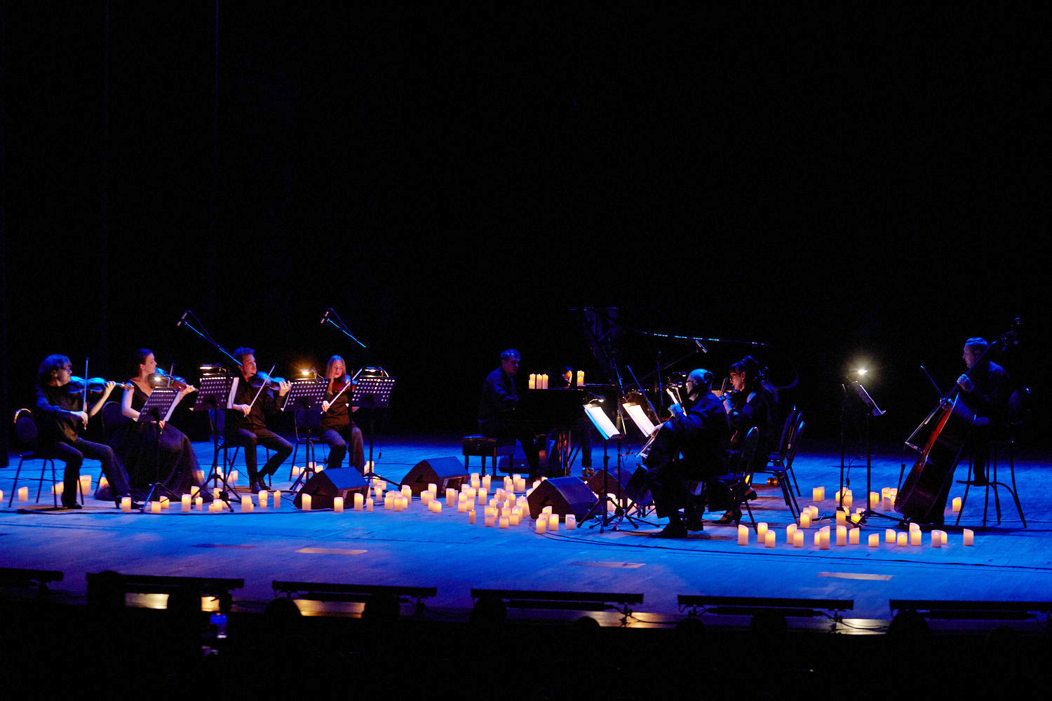 Оркестр CAGMO исполнил «Саундтреки Эйнауди при свечах» Оркестр CAGMO исполнил «Саундтреки Эйнауди при свечах»