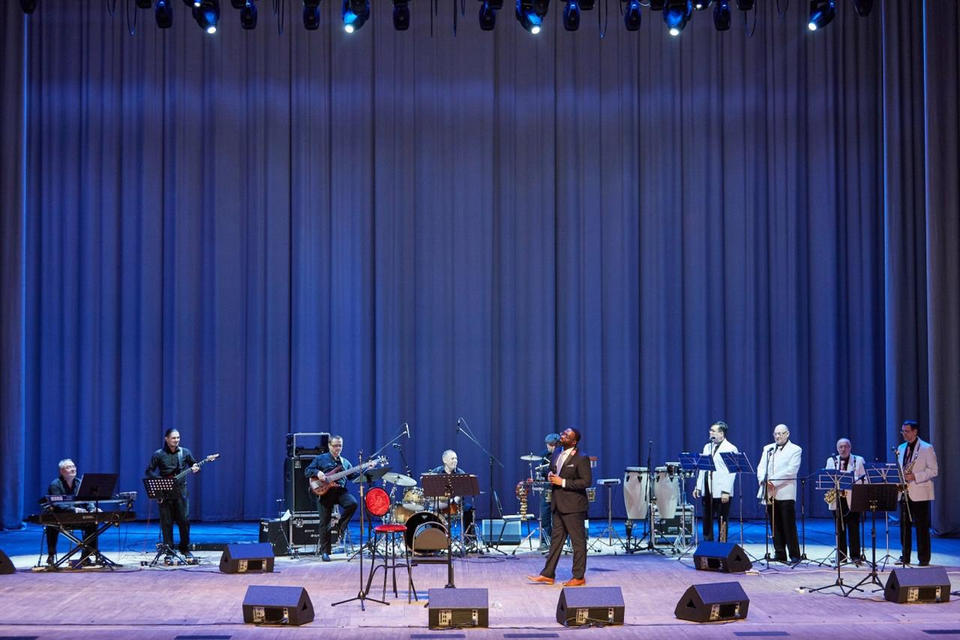 Предлагаем посмотреть концерт американского вокалиста Клива Джонса и ансамбля «Экспресс-бэнд» от 2017 года Предлагаем посмотреть концерт американского вокалиста Клива Джонса и ансамбля «Экспресс-бэнд» от 2017 года