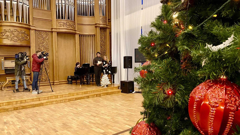 Приглашаем на Рождественский концерт возле праздничной ёлки! Приглашаем на Рождественский концерт возле праздничной ёлки!