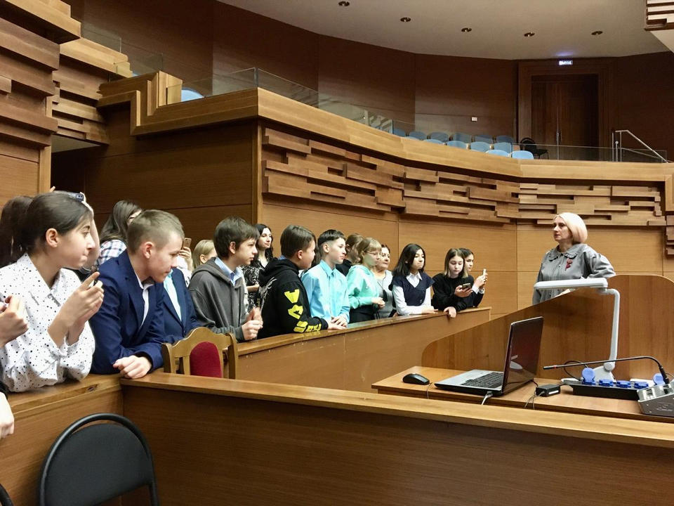 Школьники из Бессоновки совершили экскурсию по зданию филармонии Школьники из Бессоновки совершили экскурсию по зданию филармонии