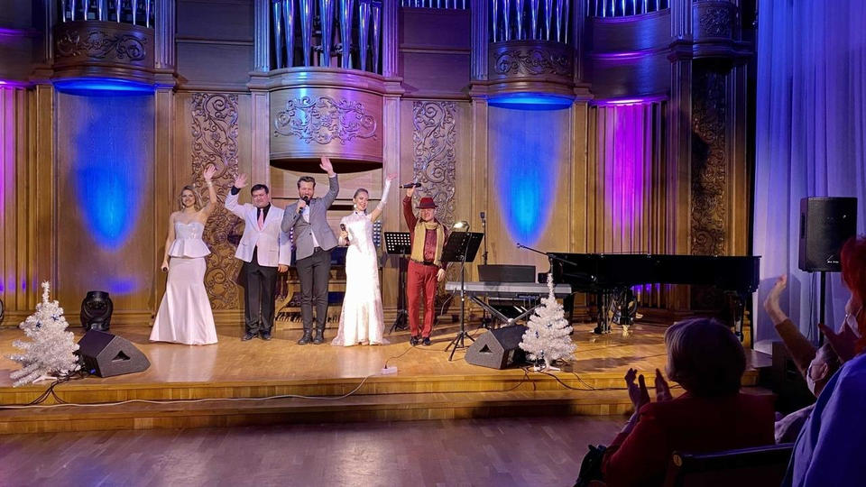 Артисты ансамбля «Экспресс-бэнд» выступили с программой «Новогоднее настроение» Артисты ансамбля «Экспресс-бэнд» выступили с программой «Новогоднее настроение»