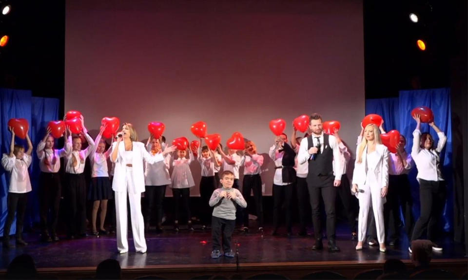 Солисты ансамбля «Экспресс-бэнд» выступили для участников конкурса чтецов «Слова подобны крыльям» Солисты ансамбля «Экспресс-бэнд» выступили для участников конкурса чтецов «Слова подобны крыльям»