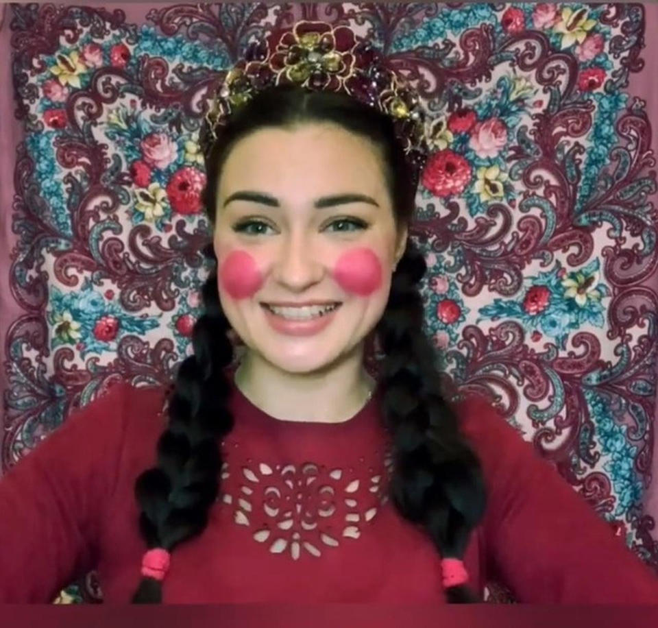 Сказку «Курочка Ряба» исполняет Марта Серебрякова в музыкальном сопровождении Эдуарда Пятунина Сказку «Курочка Ряба» исполняет Марта Серебрякова в музыкальном сопровождении Эдуарда Пятунина