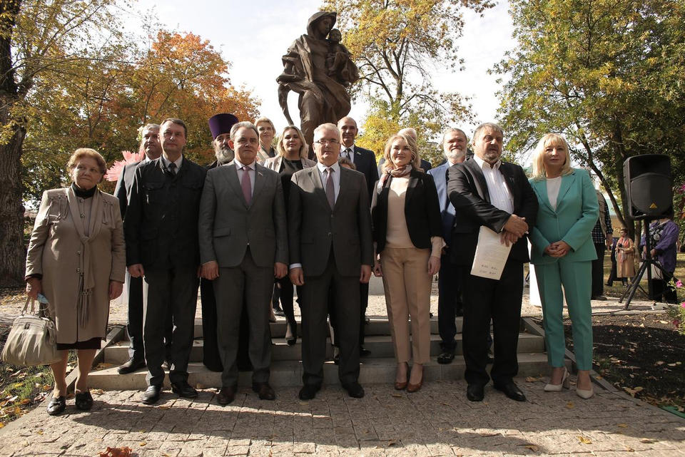 В Пензе торжественно открыли памятник Материнству В Пензе торжественно открыли памятник Материнству