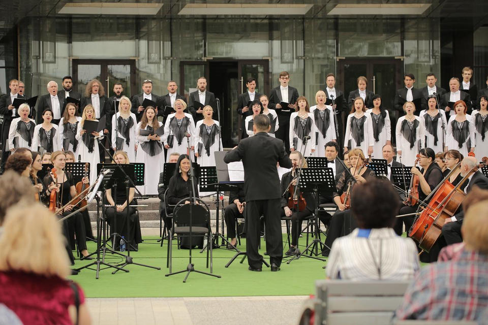 Губернаторская симфоническая капелла подарила жителям Пензы концерт на открытом воздухе (ГТРК «Пенза») Губернаторская симфоническая капелла подарила жителям Пензы концерт на открытом воздухе (ГТРК «Пенза»)