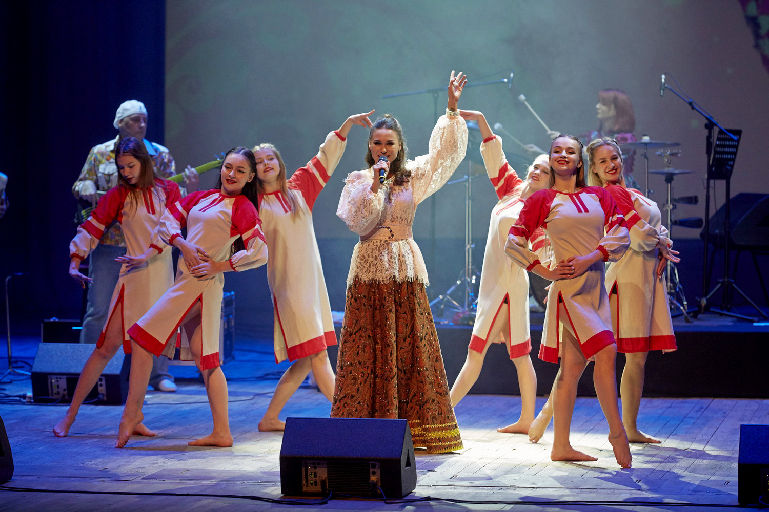 Карина Мещерякова вместе с ансамблем «Злато-Серебро» выступила с большим сольным концертом Карина Мещерякова вместе с ансамблем «Злато-Серебро» выступила с большим сольным концертом