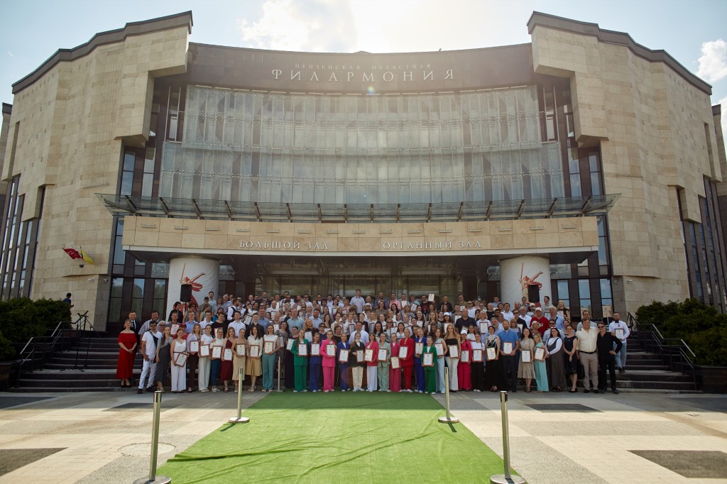 Сотрудников «Пензаконцерта» наградили благодарностями губернатора О.В. Мельниченко Сотрудников «Пензаконцерта» наградили благодарностями губернатора О.В. Мельниченко