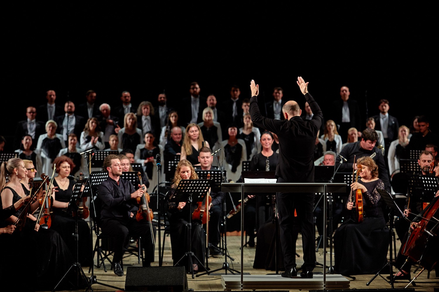 Губернаторская симфоническая капелла завершила творческий сезон концертом «Хоровые оперные шедевры» Губернаторская симфоническая капелла завершила творческий сезон концертом «Хоровые оперные шедевры»