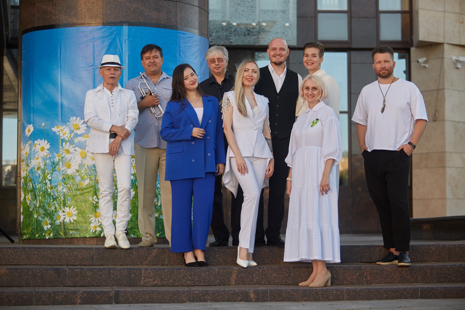 В День семьи на крыльце филармонии состоялась концертная программа В День семьи на крыльце филармонии состоялась концертная программа