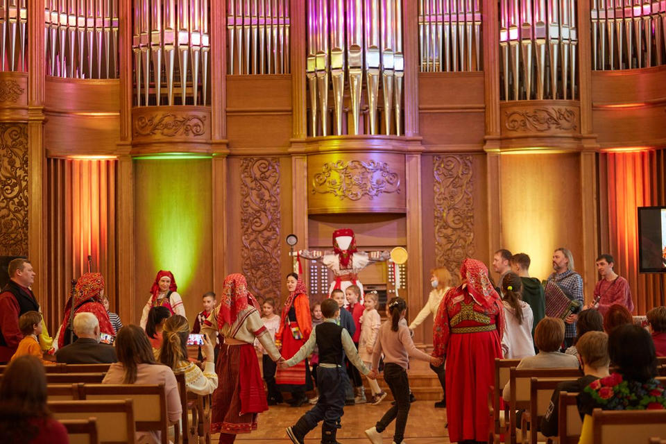 Ансамбль русской этнической музыки «Миряне» выступил с программой «Заигрыш» Ансамбль русской этнической музыки «Миряне» выступил с программой «Заигрыш»