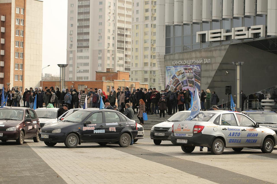 На площади возле ККЗ «Пенза» состоялся флешмоба Регионального отделения ДОСААФ России На площади возле ККЗ «Пенза» состоялся флешмоба Регионального отделения ДОСААФ России