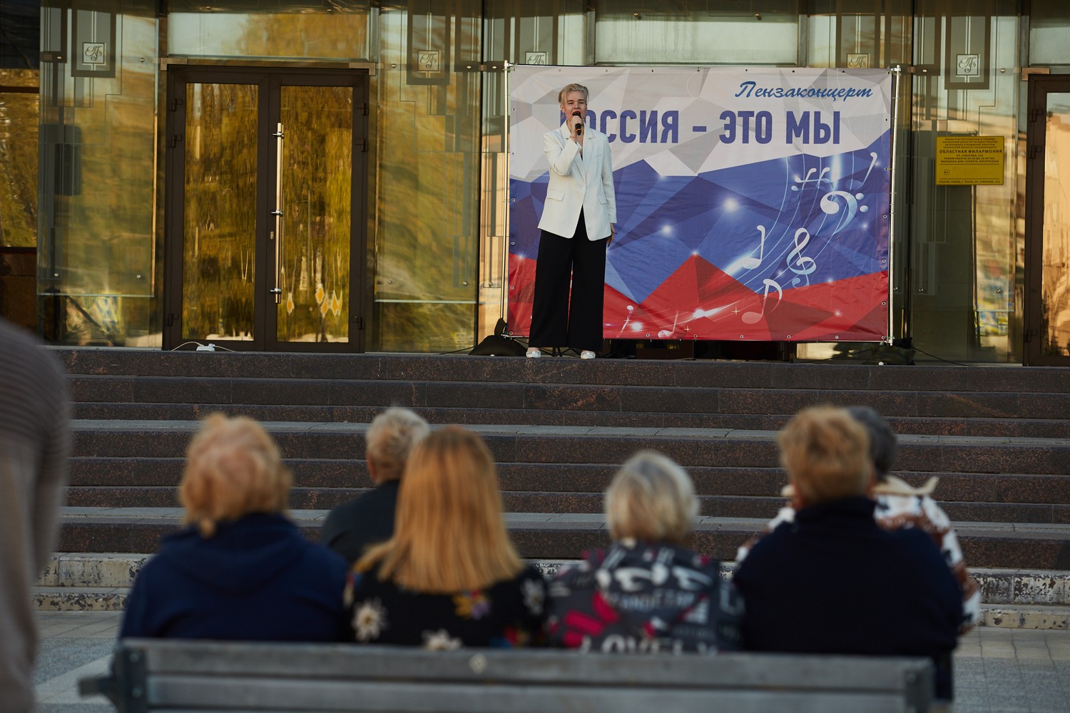 В День воссоединения Донбасса и Новороссии с Россией около филармонии состоялся праздничный концерт В День воссоединения Донбасса и Новороссии с Россией около филармонии состоялся праздничный концерт