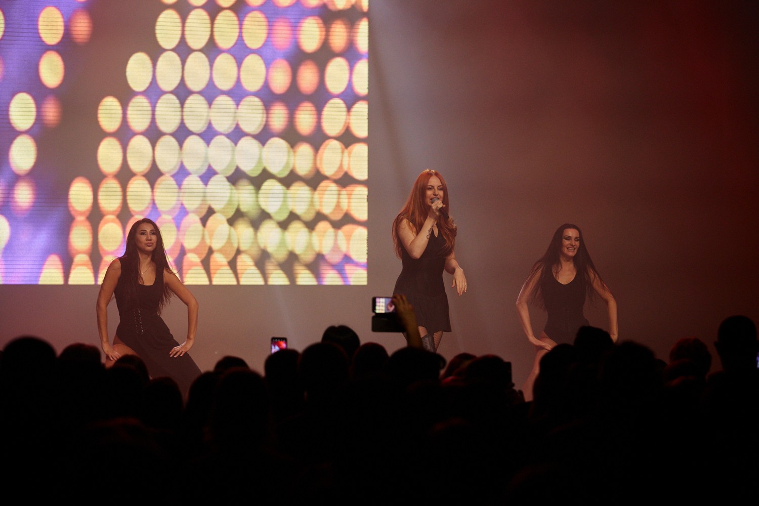 В ККЗ «Пенза» отгремела новогодняя дискотека 2000-х В ККЗ «Пенза» отгремела новогодняя дискотека 2000-х