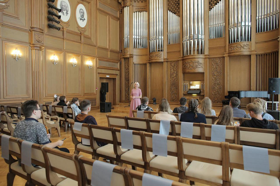 В День знаний пензенские школьники совершили экскурсию по зданию филармонии В День знаний пензенские школьники совершили экскурсию по зданию филармонии