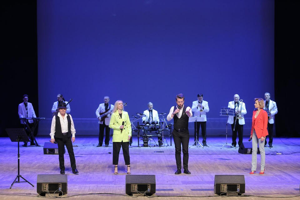 «Экспресс-бэнд» выступил с программой «Музыка в джинсах» «Экспресс-бэнд» выступил с программой «Музыка в джинсах»