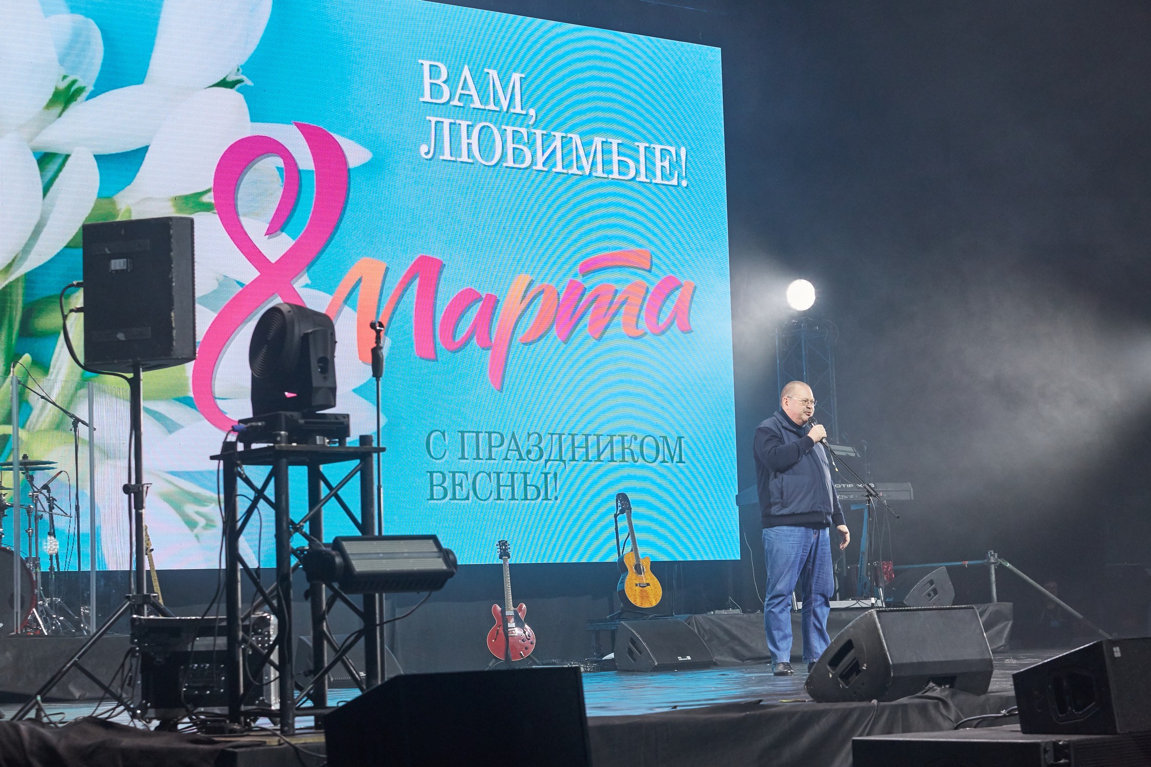 Пензенских женщин поздравили губернатор Олег Мельниченко  и «Хор Турецкого» Пензенских женщин поздравили губернатор Олег Мельниченко  и «Хор Турецкого»