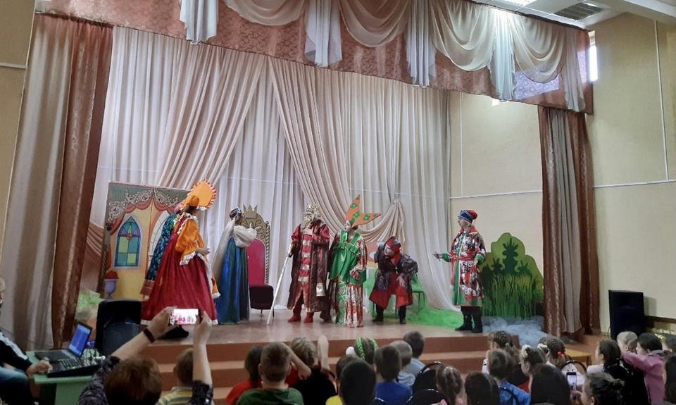 Группа «Калейдоскоп» выступила в средней школе № 2 районного посёлка Колышлей Группа «Калейдоскоп» выступила в средней школе № 2 районного посёлка Колышлей