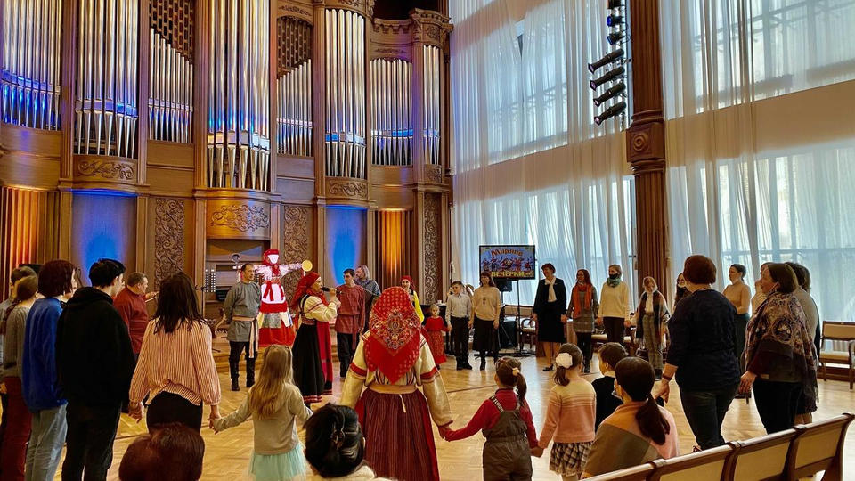 «Миряне» научили пензенцев старинным народным танцам «Миряне» научили пензенцев старинным народным танцам