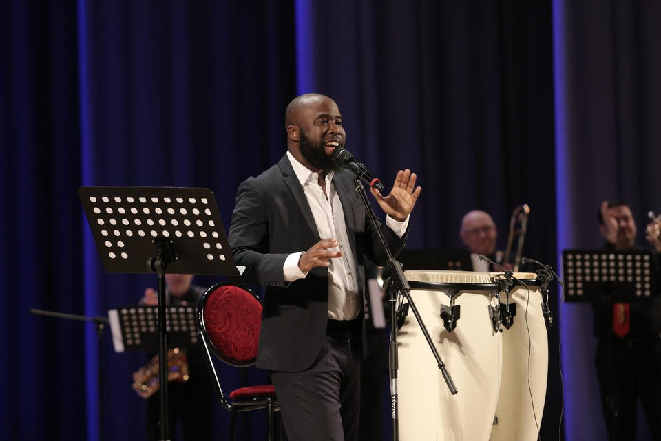 Предлагаем посмотреть фрагмент выступления Ремея Уильямса и ансамбля «Экспресс-бэнд» Предлагаем посмотреть фрагмент выступления Ремея Уильямса и ансамбля «Экспресс-бэнд»