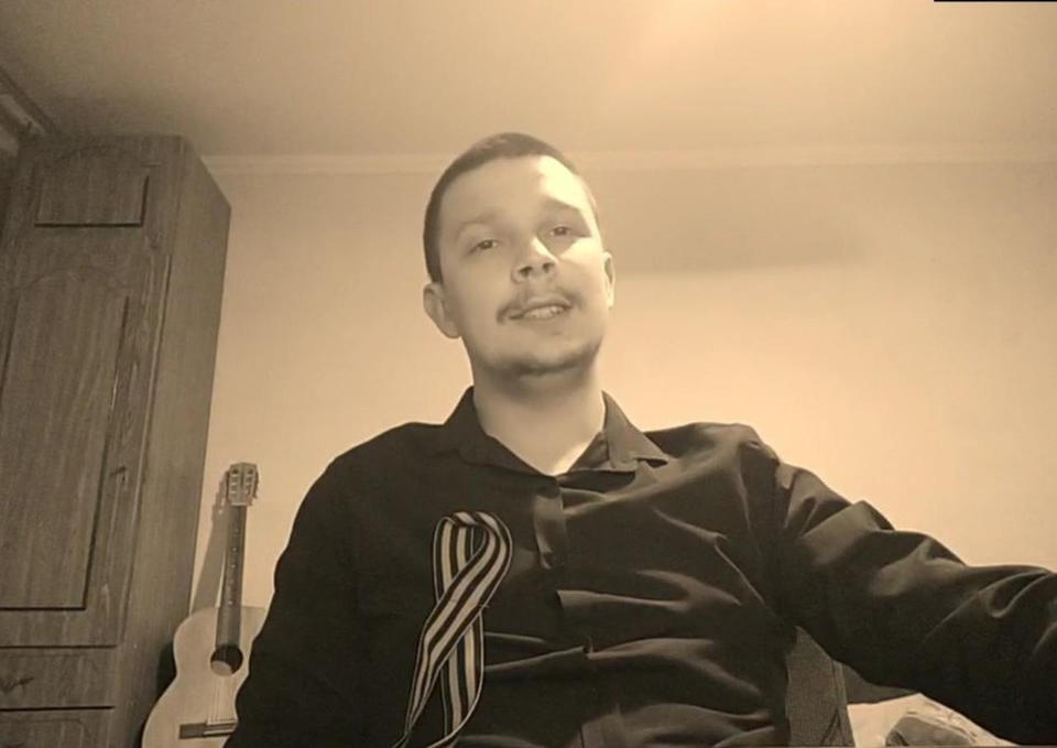 Артист ансамбля песни и танца «Казачья застава» Фёдор Бородин исполняет песню «Тёмная ночь» Артист ансамбля песни и танца «Казачья застава» Фёдор Бородин исполняет песню «Тёмная ночь»